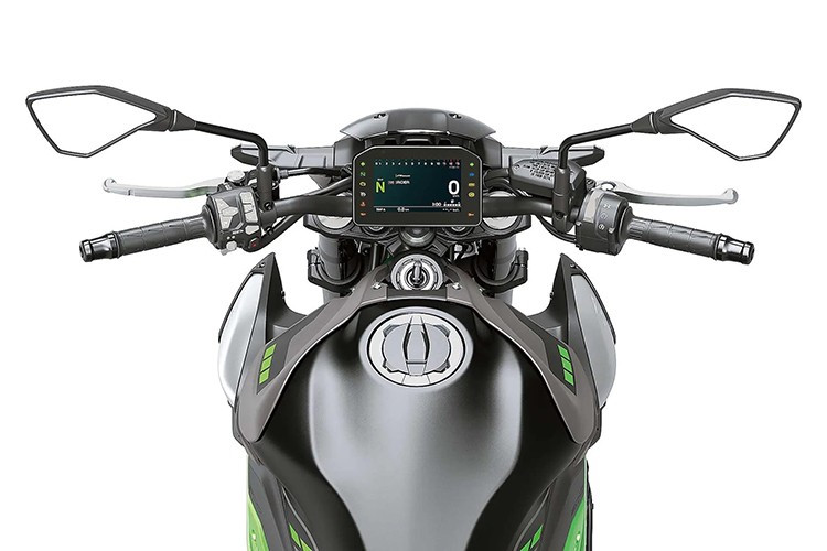 Về công nghệ, Z900 2025 được trang bị cụm đồng hồ TFT màu hỗ trợ kết nối Bluetooth và ứng dụng đi kèm, cho phép người lái dễ dàng theo dõi thông tin và tùy chỉnh.