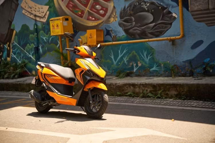 Xe được tích hợp nhiều tính năng hiện đại như hệ thống khởi động không cần chìa khóa (smartkey), phanh đĩa trước tích hợp ABS và cổng sạc USB Type-C tiện lợi.