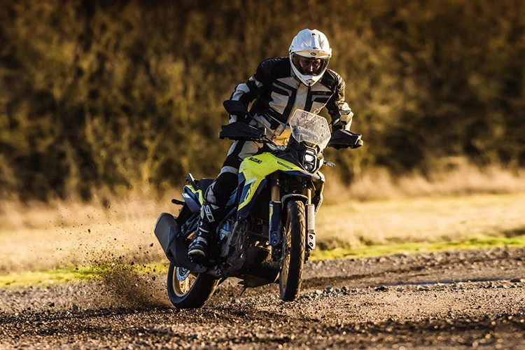 Mức giá bán của Suzuki V-Strom 800DE 2025 không thay đổi so với phiên bản năm 2024, vẫn ở mức 10,3 lakh Rs - khoảng 313 triệu đồng khi quy đổi ra tiền Việt.