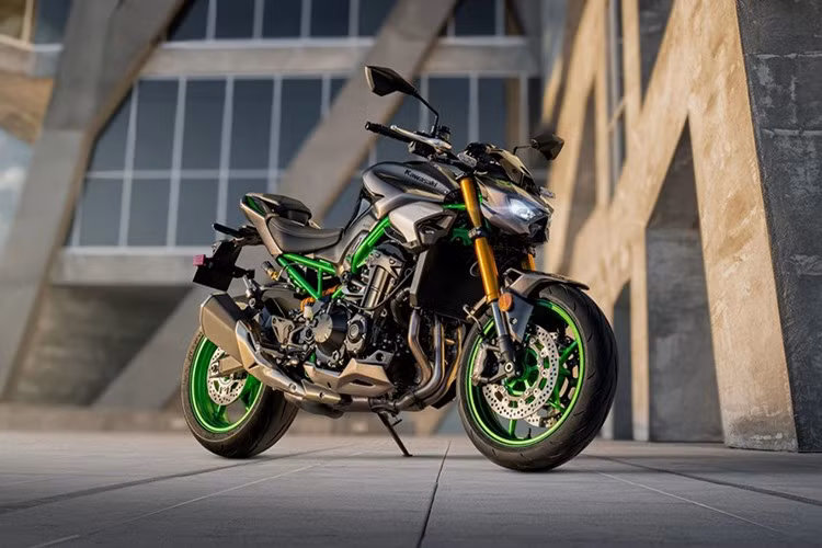 Kawasaki Z900 2025 mới là một trong những chiếc xe phân khối lớn được mong chờ nhất trong phân khúc xe cỡ lớn trên 500cc tại thị trường Ấn Độ. Đây là phiên bản nâng cấp của mẫu mô tô 4 xy-lanh bán chạy nhất tại nước này trong phân khúc gần 1000cc, mang đến những cải tiến đáng chú ý về thiết kế và tính năng.