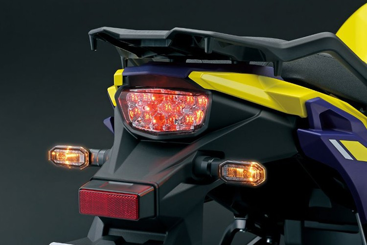 Xe được trang bị bình xăng dung tích 20L, khoảng sáng gầm 220mm, ba chế độ lái, hệ thống kiểm soát lực kéo Suzuki (Suzuki Traction Control), hệ thống phanh ABS nhiều chế độ, v.v.