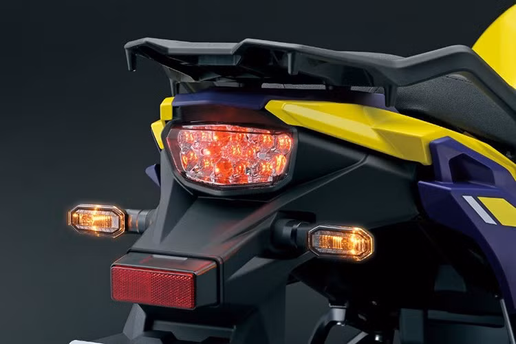 Xe được trang bị bình xăng dung tích 20L, khoảng sáng gầm 220mm, ba chế độ lái, hệ thống kiểm soát lực kéo Suzuki (Suzuki Traction Control), hệ thống phanh ABS nhiều chế độ, v.v.