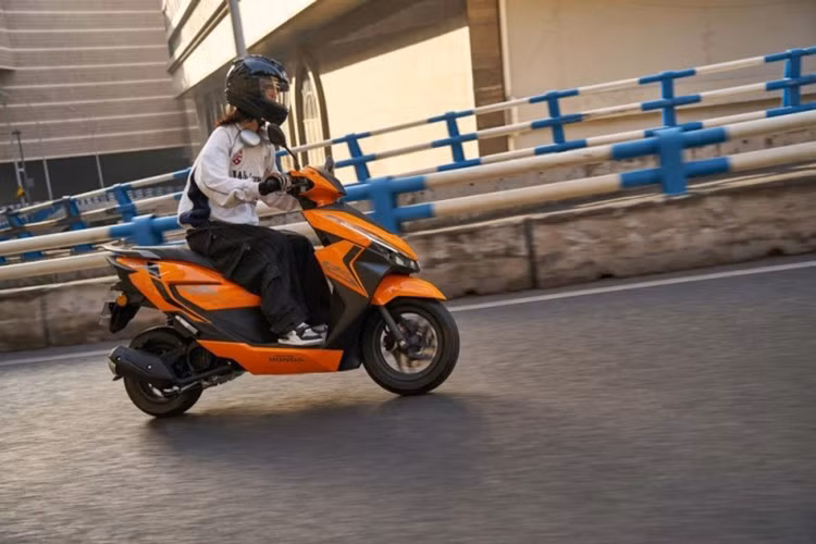 Cốp xe dưới yên có sức chứa lớn, đủ để đựng mũ bảo hiểm, bên cạnh đó là hai hộc chứa đồ phía trước tiện dụng. Sàn phẳng như Honda Vario nên dễ dàng xoay sở khi di chuyển.