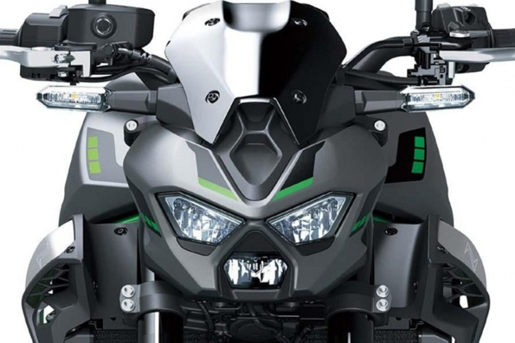 Các chi tiết nổi bật bao gồm đèn pha LED mới, bình xăng được thiết kế lại với dáng vẻ hầm hố, cùng với phần ốp bình xăng và phần đuôi xe sắc nét với cụm đèn hậu LED. Tư thế lái của xe vẫn mang nét thể thao đặc trưng với vị trí gác chân lùi về phía sau và ghi-đông hơi nghiêng về phía trước.