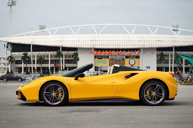 Tổng cộng có 3 chiếc siêu xe mui trần Ferrari 488 Spider về Việt Nam, chúng mang màu xanh dương, đỏ Rosso Corsa và trắng đẹp mắt, nhưng mới đây, đã xuất hiện 1 xe mang màu vàng với các điểm phối màu đen vô cùng lạ mắt và tinh tế của một vị đại gia tại Hà Nội rao bán trên sàn xe cũ.