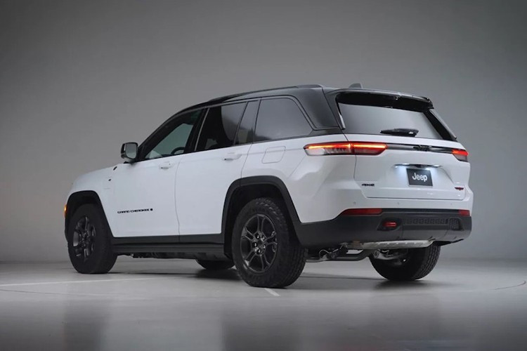 Dù nhỏ hơn nhưng động cơ mới sản sinh công suất 324 mã lực và mô-men xoắn 450Nm. Jeep cũng cho biết khách hàng có thể mong đợi phạm vi lái xe tốt nhất trong phân khúc là 814km với bình xăng đầy cũng như khả năng kéo 2.812kg.