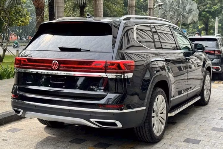 Volkswagen Teramont President ra mắt thị trường Việt từ tháng 10/2024. Xe sở hữu thiết kế tương tự các phiên bản khác của dòng xe này. Điểm nổi bật ở phần đầu xe gây ấn tượng với cụm đèn LED ma trận 2 tầng cùng 4 chế độ chiếu sáng khá tương đồng với Teramont X.