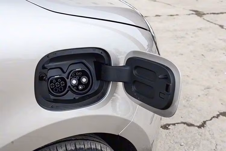 Kích thước của Lumin Treasure Edition là 3.293 mm chiều dài, 1.700 mm chiều rộng và 1.545 mm chiều cao, với trục cơ sở 1.980 mm, nhỏ hơn đáng kể so với Kia Morning. Mẫu xe này hỗ trợ cả sạc nhanh và sạc chậm, mang lại sự linh hoạt cho người dùng.