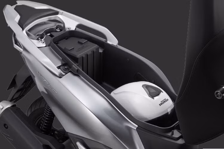 Các phiên bản cao cấp được trang bị bảng đồng hồ TFT màu với khả năng trình chiếu màn hình điện thoại. Phiên bản PRO cũng bao gồm các tính năng thiết thực như camera hành trình tích hợp sẵn và hệ thống giám sát áp suất lốp.