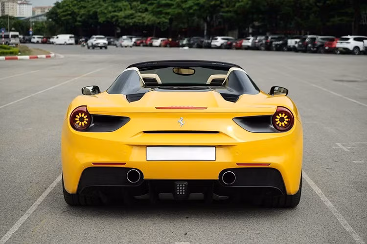 Ngoại thất của chiếc siêu xe mui trần Ferrari 488 Spider của một đại gia Hà Nội này hiện mang màu vàng với nhiều điểm nhấn tương phản màu đen nhưng nguyên bản thì xe có màu xanh dương, và nội thất màu kem.