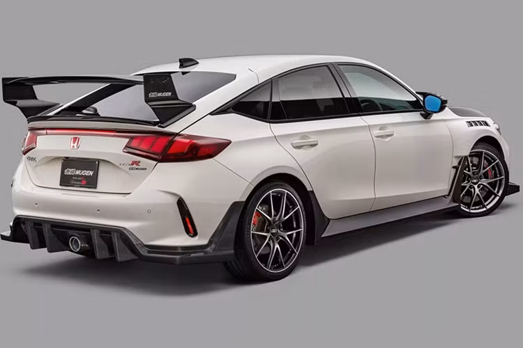 Ngoại thất Civic Type R thay đổi rõ rệt, mang phong cách thể thao với cản trước tích hợp cánh gió lớn, nắp ca-pô có khe thoát nhiệt, chắn bùn trước dạng thông gió kiểu GT3, ốp sườn mở rộng...