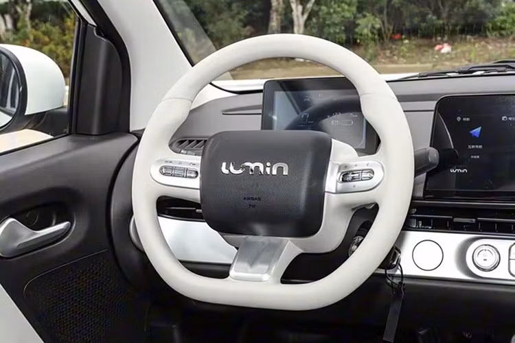 Nhờ đó, xe có thể đạt phạm vi di chuyển lần lượt là 215 km và 310 km theo tiêu chuẩn CLTC, vượt trội hơn nhiều đối thủ cùng phân khúc. Với tầm hoạt động này, người dùng có thể sử dụng Lumin cho các chuyến đi hàng ngày trong thành phố hoặc dã ngoại cuối tuần mà không cần sạc thường xuyên.