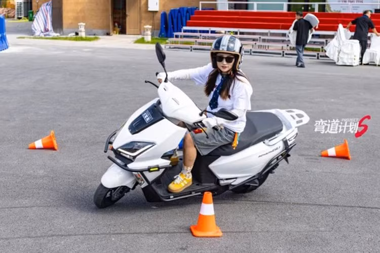 Kết hợp với hệ thống tạm ngắt động cơ IDLING STOP, xe tăng tốc mượt mà từ trạng thái dừng. Mức tiêu hao nhiên liệu chỉ 1,9L/100 km, rất lý tưởng cho dòng xe đô thị tiết kiệm.