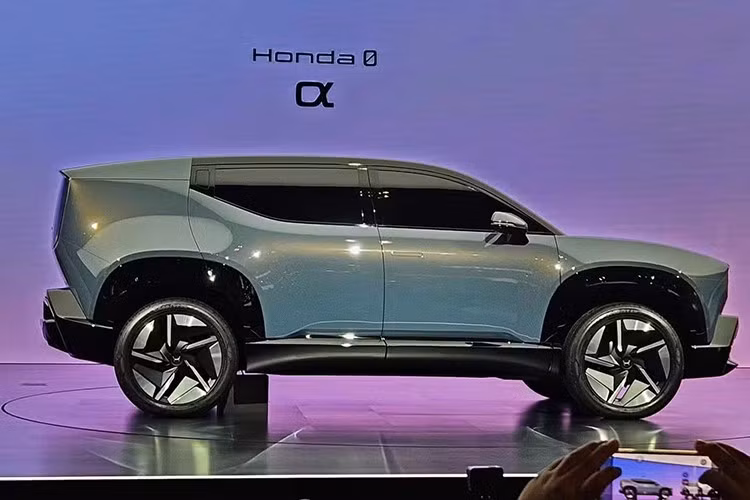 hiết kế của Honda 0α dựa trên triết lý "mỏng", nhấn mạnh chiều cao tổng thể của xe mà không làm giảm khoảng sáng gầm xe. Điều này mang lại một cabin thanh mảnh từ bên ngoài nhưng vẫn rộng rãi và thoải mái bên trong. Tư thế rộng rãi truyền tải sự ổn định và linh hoạt, đồng thời vẫn duy trì tỷ lệ chuẩn mực của một chiếc SUV hiện đại.