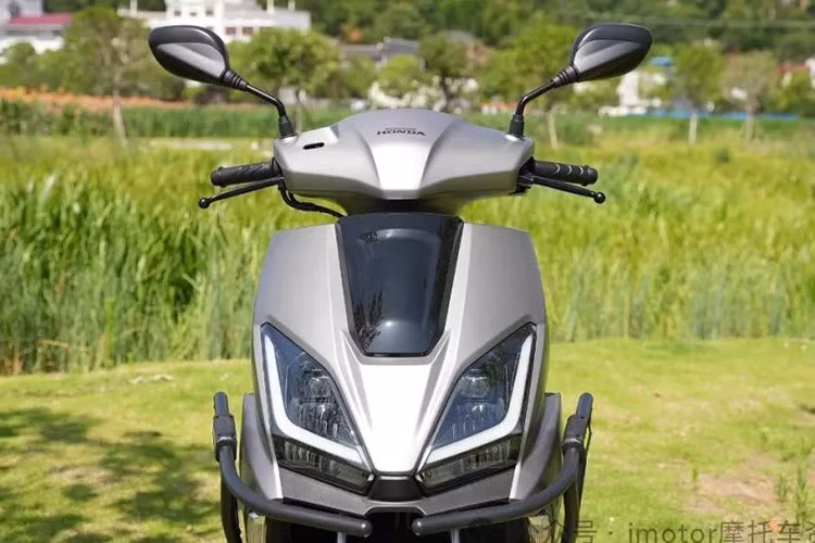 Về trang bị, Honda NS125GU sở hữu nhiều tính năng hiện đại thường thấy ở các dòng xe tay ga cao cấp như cổng sạc điện thoại, hệ thống khởi động im lặng, đèn LED độ sáng cao và chống va chạm bên hông.