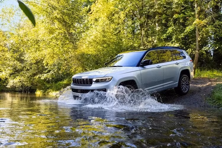 Grand Cherokee và Grand Cherokee L 2026 được trang bị động cơ Pentastar V6 3.6 lít quen thuộc, sản sinh công suất 293 mã lực và mô-men xoắn 352Nm. Tuy nhiên, một số phiên bản sẽ được trang bị động cơ Hurricane 4 Turbo 2.0 lít hoàn toàn mới với công nghệ đánh lửa Turbulent Jet.