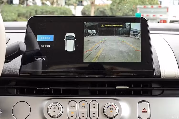 Bệ tỳ tay trung tâm của Lumin Treasure Edition 2026 đã được lược bỏ, thay vào đó là khoang chứa đồ tiện dụng và cổng USB cho hàng ghế trước, tăng tính thực dụng cho xe đô thị. Về khả năng vận hành, Lumin Treasure Edition 2026 được trang bị động cơ điện công suất 47 mã lực, đi kèm với hai lựa chọn pin 17,65 kWh và 28,08 kWh.