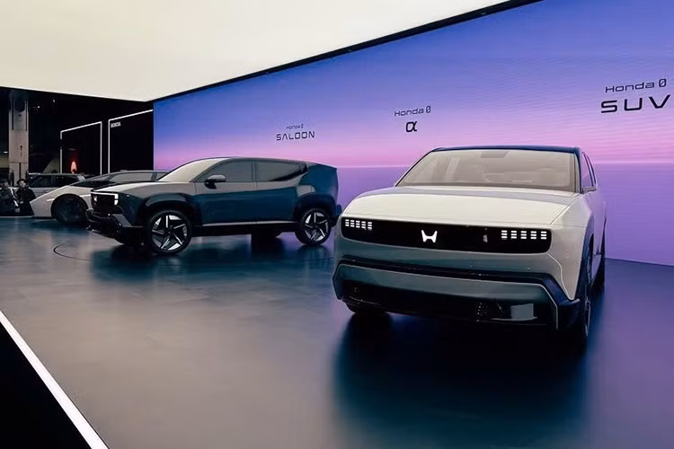 Phiên bản sản xuất của Honda 0 α dự kiến ​​ra mắt toàn cầu vào năm 2027, với các thị trường đầu tiên bao gồm Nhật Bản và Ấn Độ. Bằng cách mở rộng dòng sản phẩm 0 Series với mẫu xe mới này, Honda mong muốn đưa xe điện thế hệ tiếp theo đến gần hơn với đông đảo người dùng.Thông qua Honda 0 α, công ty muốn kết hợp thiết kế, công nghệ và tính thực tiễn theo một hình thức phản ánh tầm nhìn của mình về tương lai của phương tiện di chuyển bền vững.