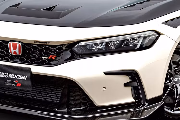 Động cơ tăng áp 2.0L vẫn được giữ nguyên, xe được bổ sung ống xả titan nhẹ hơn gần 9 kg, có khả năng cải thiện mô-men xoắn ở dải tua trung bình. Ngoài ra, Mugen còn cung cấp bộ phanh hiệu suất cao nhằm đáp ứng nhu cầu vận hành trên đường đua.
