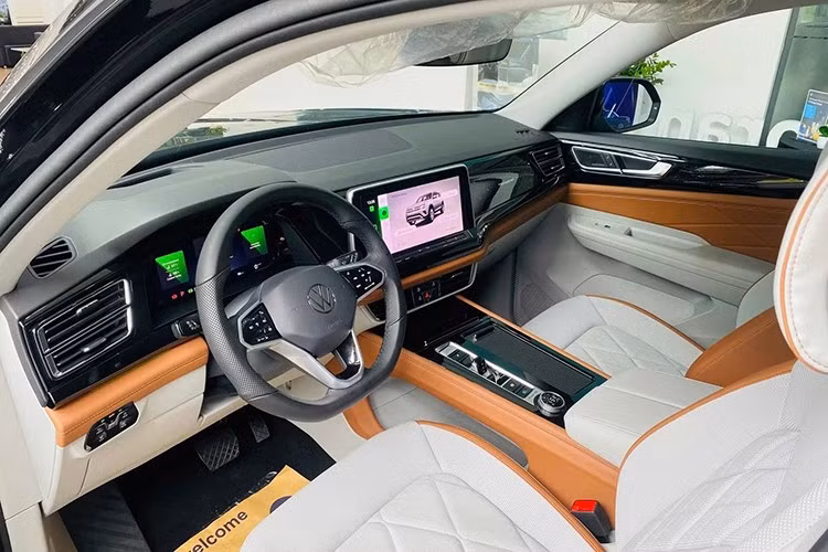 Bên trong, xe có thiết kế nội thất mang đậm phong cách tối giản và sang trọng cộp mác Volkswagen. Một số trang bị nổi bật của mẫu SUV này bao gồm màn hình giải trí 12 inch, bảng đồng hồ có kích thước 10,25 inch, cần số điện tử, vô-lăng thiết kế mới, ốp bảng điều khiển tích hợp đèn trang trí 30 màu với giao diện trời sao, điều hòa tự động 3 vùng, hệ thống âm thanh Harman Kardon 12 loa.