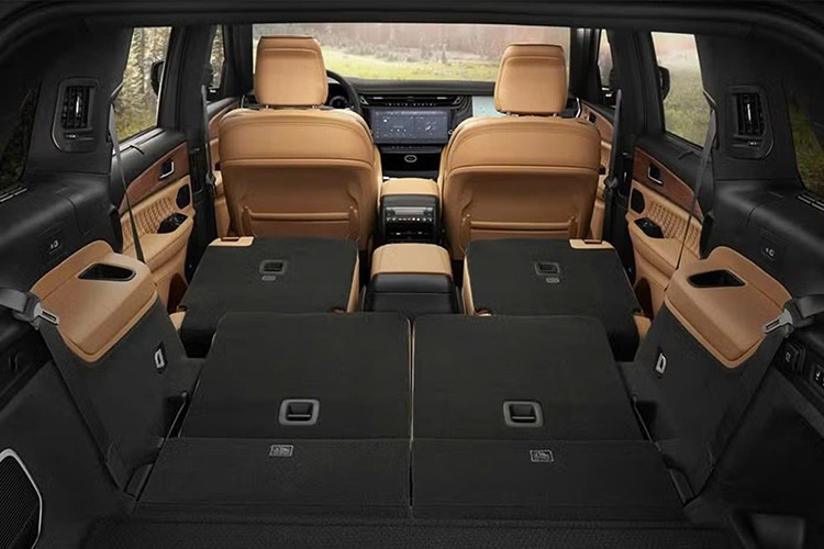 Xe có thể được trang bị ghế da Nappa hoặc Palermo, cũng như ghế trước có chức năng sưởi ấm, thông gió và mát-xa. Những người đam mê âm thanh cũng có thể lựa chọn hệ thống âm thanh McIntosh 19 loa.