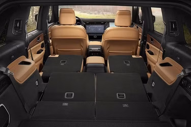 Xe có thể được trang bị ghế da Nappa hoặc Palermo, cũng như ghế trước có chức năng sưởi ấm, thông gió và mát-xa. Những người đam mê âm thanh cũng có thể lựa chọn hệ thống âm thanh McIntosh 19 loa.