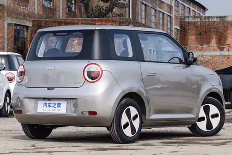 Mặc dù thuộc phân khúc xe giá rẻ, Lumin Treasure Edition vẫn thể hiện sự đầu tư đáng kể về thiết kế. Với ngoại hình vuông vức và dễ thương, xe vẫn mang vẻ hiện đại nhờ cản trước mở rộng và lưới tản nhiệt thể thao, tạo cảm giác chắc chắn.