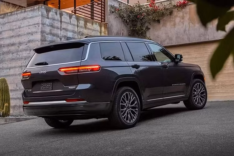 Jeep Grand Cherokee 2026 vẫn được bán với cả 2 chiều dài trục cơ sở nhưng với kiểu dáng mới, nội thất được thiết kế lại và động cơ tăng áp mới dung tích nhỏ hơn. Bắt đầu từ bên ngoài, Grand Cherokee 2026 sở hữu mặt trước hoàn toàn mới với lưới tản nhiệt bảy khe được thiết kế hợp lý.