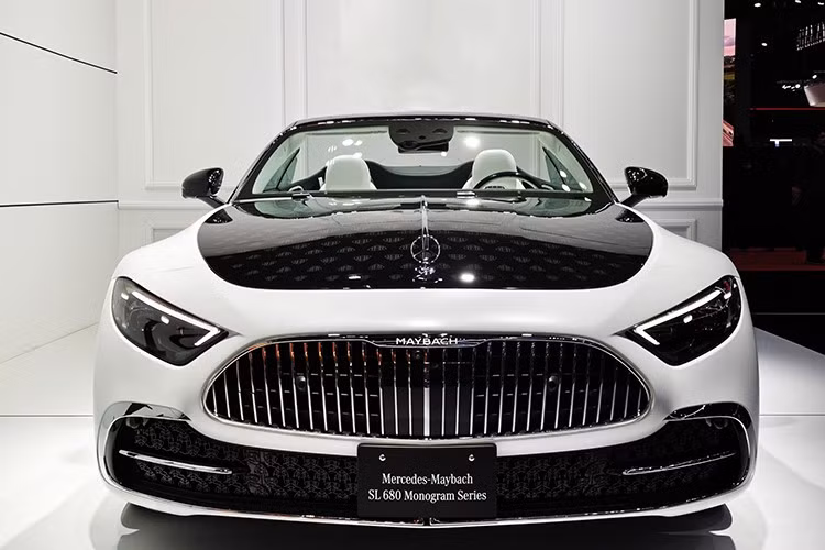 Phiên bản được trưng bày tại Nhật Bản sở hữu nước sơn Opalite White Magno - tông trắng nhám thanh lịch, kết hợp với bộ mâm Maybach đa chấu kích thước lớn. So với chiếc từng xuất hiện tại Đức năm 2024, mẫu xe năm nay gần như giữ nguyên phong cách tổng thể, xe chỉ có một số tinh chỉnh nhỏ.