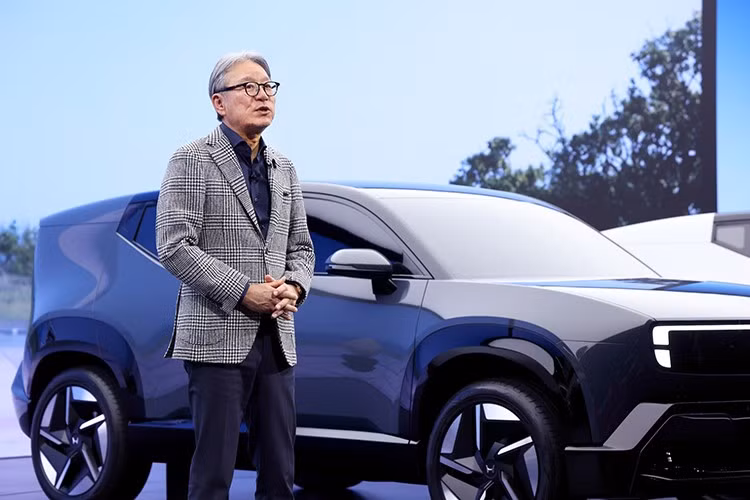 Tiếp nối Honda 0 Saloon và Honda 0 SUV trước đó, mẫu xe này sẽ đóng vai trò như "mẫu xe mở đường" trong dòng sản phẩm của hãng. 0 α được phát triển như một chiếc SUV nhỏ gọn, hòa hợp hoàn hảo với cả môi trường đô thị và thiên nhiên, hỗ trợ người dùng trong nhiều bối cảnh sử dụng hàng ngày.