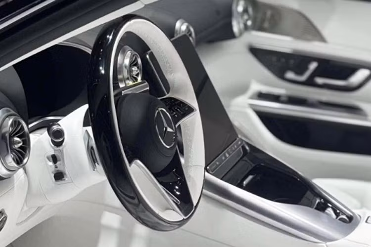 Dù mang phong cách năng động, tổng thể chiếc xe vẫn toát lên sự tinh tế và chuẩn mực của triết lý “Luxury Haute Voiture” mà Mercedes-Maybach theo đuổi. Khoang nội thất là nơi thể hiện rõ nhất đẳng cấp thủ công. Từng chi tiết đều được hoàn thiện bằng da Exclusive Nappa Crystal White, kết hợp các đường chỉ khâu Monogram nổi.