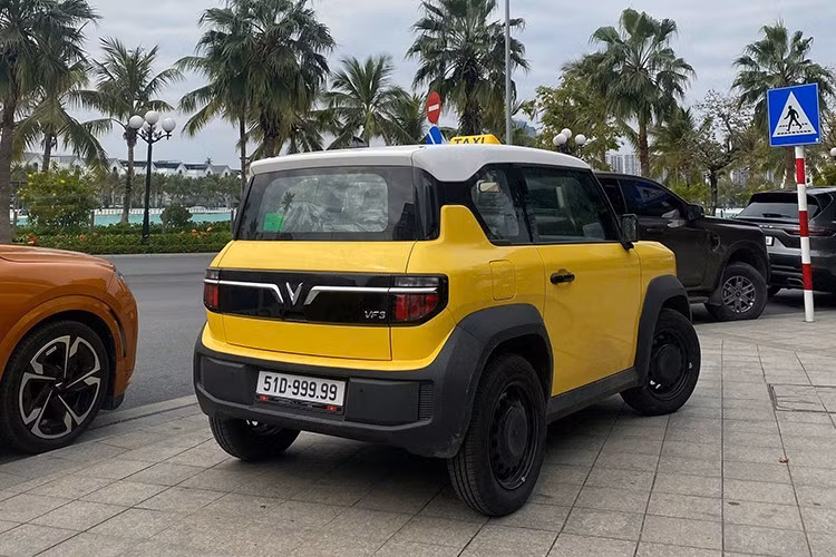 Đến đầu tháng 2, chiếc VF3 biển 51D-999.99 tái xuất ở khu đô thị Vinhomes Ocean Park, trên nóc gắn mào “Taxi” khiến dân mạng không khỏi xuýt xoa về độ chịu chơi của chủ nhân. Tuy nhiên gần đây, trên một số tuyến đường ở Hà Nội, người dân lại tình cờ bắt gặp biển ngũ quý 9 này gắn trên chiếc xe điện Trung Quốc – BYD Han. Đây là mẫu sedan hạng sang của BYD có giá niêm yết 1,489 tỷ đồng.