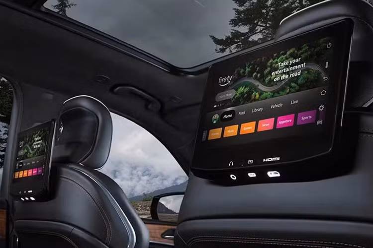 Cùng với đó là hàng loạt hệ thống hỗ trợ người lái, bao gồm phanh khẩn cấp tự động, phát hiện phương tiện cắt ngang phía sau, giám sát điểm mù và kiểm soát làn đường chủ động. Các phiên bản cao cấp hơn sang trọng hơn với cửa sổ trời toàn cảnh 2 lớp và hệ thống âm thanh cao cấp Alpine 9 loa.