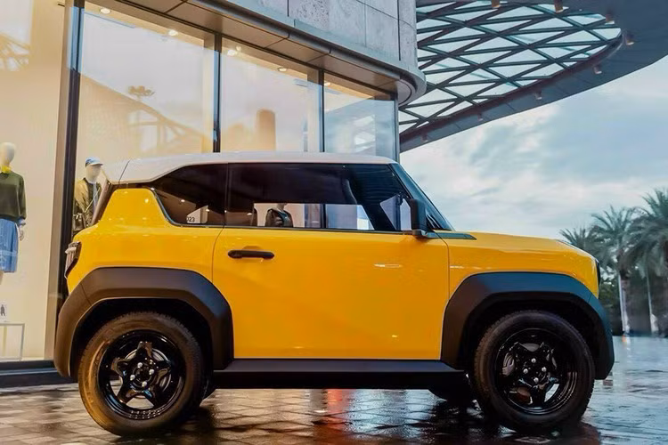 Việc hai chiếc xe cùng gắn 1 biển VIP trong vòng nửa năm khiến dân mạng một lần nữa “nổi cơn tò mò” về thực hư tính hợp pháp của chiếc biển số và sở thích độc đáo của vị đại gia chơi xe ẩn danh này. Theo tìm hiểu, cơ quan đăng kiểm xác nhận, chiếc BYD Han gắn biển số 51D-999.99 là biển thật. Chủ sở hữu đã làm thủ tục đăng ký xe tại Hà Nội vào thời điểm tháng 8/2025.