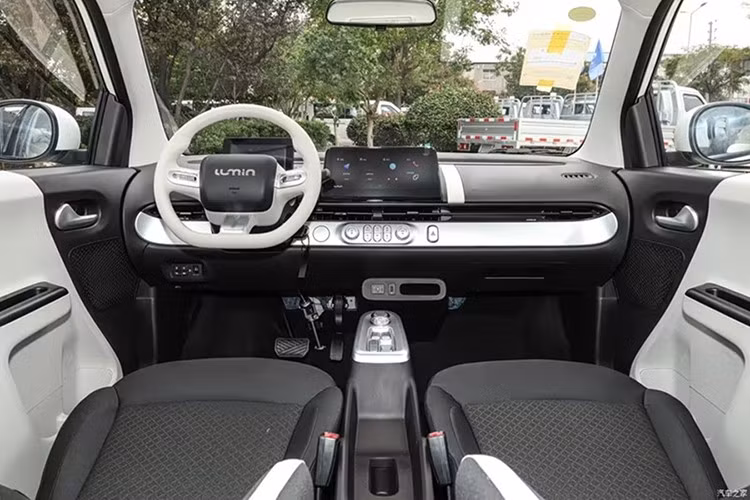 Nội thất xe được phối hai tông màu đen - trắng, tạo nên không gian trẻ trung và thanh lịch. Màn hình trung tâm được nâng cấp với giao diện mới, hỗ trợ điều khiển bằng giọng nói, kết nối điện thoại thông minh và dẫn đường theo làn đường - những tính năng hiếm thấy trên các mẫu xe điện mini giá rẻ.