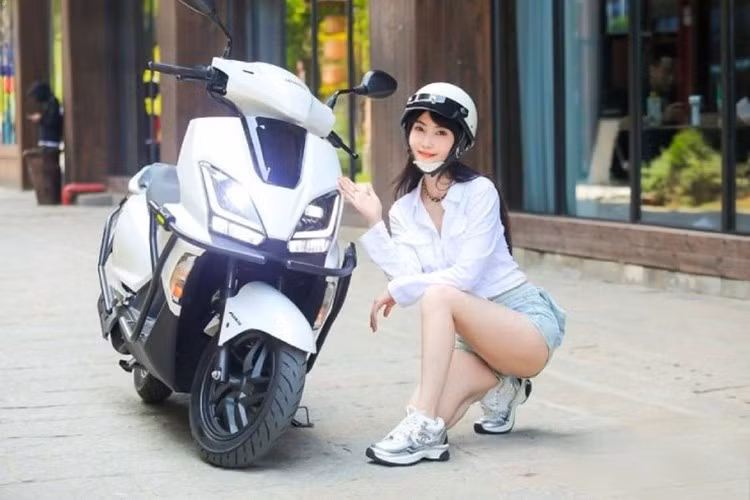 Sundiro Honda vừa chính thức mở bán mẫu xe tay ga mới cứng có tên gọi NS125GU 2025 mới tại thị trường Trung Quốc. Mẫu xe này, mang ký hiệu “NS”, thuộc dòng sản phẩm đặc trưng của Sundiro, kế thừa nhiều ưu điểm từ mẫu NS110 trước đó.