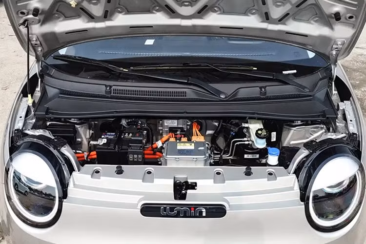 Đặc biệt, Changan đã nâng cấp toàn bộ hệ thống an toàn cho phiên bản mới, bổ sung các tính năng như kiểm soát ổn định thân xe (ESC), hỗ trợ khởi hành ngang dốc (HSA) và kiểm soát lực kéo (TCS) - những công nghệ thường chỉ có trên các mẫu xe phân khúc cao hơn.