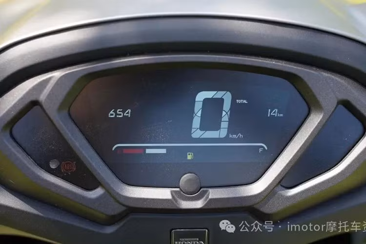 Một điểm đáng chú ý là thiết kế sàn để chân phẳng, giúp người lái thoải mái hơn và tiện lợi khi chở thêm hàng hóa nhỏ. Trong dòng sản phẩm mới của Honda, hiện có nhiều mẫu 125cc để người dùng lựa chọn. Với những ai tìm kiếm hiệu suất ổn định, chi phí thấp, xe tay ga phân khối nhỏ vẫn là lựa chọn tối ưu.