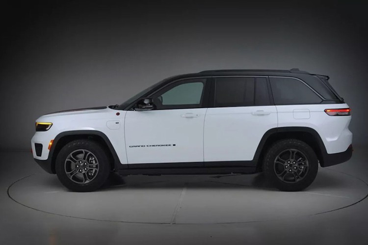 Với các khách hàng muốn tiết kiệm xăng hơn nữa, Jeep còn có Grand Cherokee 4xe. Xe được trang bị hệ truyền động hybrid cắm điện bao gồm động cơ bốn xi-lanh 2.0 lít tăng áp, bộ pin 17,3kWh và hộp số tự động 8 cấp với một động cơ điện tích hợp. Điều này cho phép mẫu xe sản sinh công suất kết hợp là 375 mã lực và mô-men xoắn 637Nm.