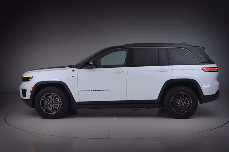 Với các khách hàng muốn tiết kiệm xăng hơn nữa, Jeep còn có Grand Cherokee 4xe. Xe được trang bị hệ truyền động hybrid cắm điện bao gồm động cơ bốn xi-lanh 2.0 lít tăng áp, bộ pin 17,3kWh và hộp số tự động 8 cấp với một động cơ điện tích hợp. Điều này cho phép mẫu xe sản sinh công suất kết hợp là 375 mã lực và mô-men xoắn 637Nm.