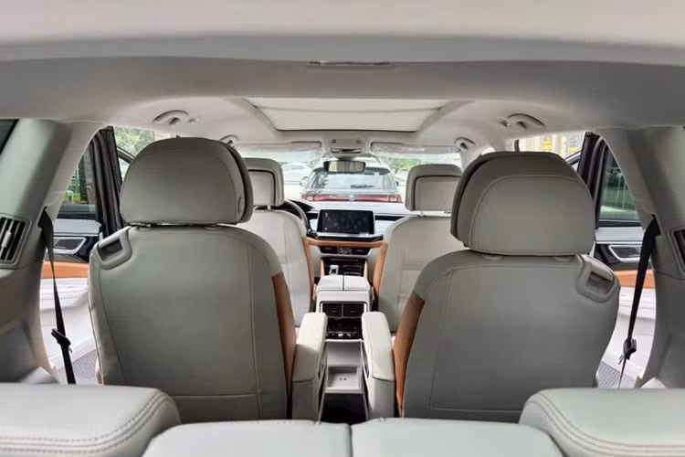 Teramont President có cấu hình nội thất gồm 6 chỗ ngồi. Trong đó, đáng chú ý nhất là hàng ghế thứ hai hạng thương gia với 2 ghế ngồi độc lập, tích hợp chỉnh điện, đệm đầu, tựa tay và bệ đỡ chân lớn, ghế bọc da khâu họa tiết dạng kim cương. Khi mua phiên bản này, khách hàng có thể lựa chọn tông màu be hoặc nâu.