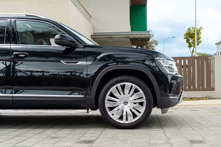 Trong khi đó, phía sau xe lại có đèn hậu LED được thiết kế liền mạch, tạo hiệu ứng 3D rất bắt mắt. Xe còn được trang bị bộ mâm hợp kim kích thước lớn lên đến 21 inch, tạo nên diện mạo khỏe khoắn và sang trọng. Mâm xe dạng 7 chấu đơn, kích thước 21 inch sơn màu bạc nổi bật.