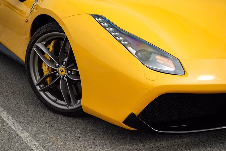 Ngoài màu mới dán, chiếc siêu xe Ferrari 488 Spider mui trần này còn có nhiều chi tiết sơn đen, bộ mâm 5 chấu kép màu bạc cùng kẹp phanh màu vàng rất nổi bật.