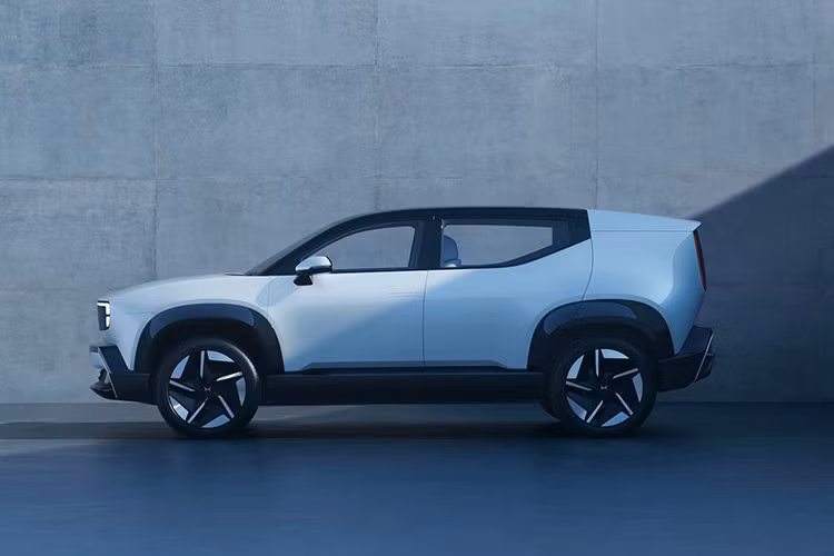 Honda 0 α gia nhập dòng xe Honda 0 Saloon và Honda 0 SUV, ra mắt hồi tháng 1. Chiếc Saloon này là mẫu xe chủ lực của dòng xe này, với thiết kế thấp, khí động học và tập trung vào khí động học tiên tiến, động lực học khi lái và sự thoải mái bên trong. Ngược lại, SUV 0 được thiết kế như một mẫu xe đa năng và chắc chắn, kết hợp giữa dáng vẻ mạnh mẽ, thể thao với cabin tinh tế, hướng đến những người lái xe tìm kiếm cả sự tiện ích và sự tinh tế.