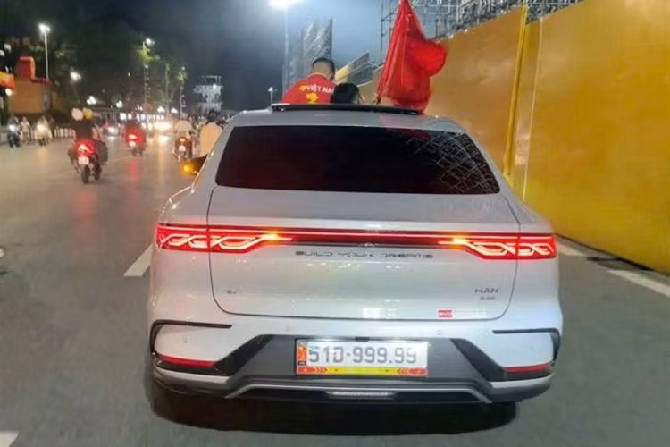 Theo quan niệm phong thủy, biển số ngũ quý 9 là dạng biển cực hiếm và may mắn nhất khi trước đây, chỉ có thể sở hữu qua hình thức bốc biển ngẫu nhiên. Trong tiếng Hán-Việt, số 9 đọc là cửu, đồng âm với “trường cửu”, tượng trưng cho sự bền vững, quyền lực và trường tồn. Ở Trung Hoa xưa, số 9 còn gắn với vua chúa (có 9 rồng, 9 bậc thềm, 9 đỉnh đồng…), nên được coi là số “tối thượng”.