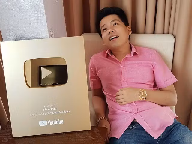 Trong một vlog cũ, Khoa Pug còn tuyên bố "tiền nhiều xài sao hết", phải chịu áp lực dư luận vì quá giàu. Năm ngoái, anh gây chú ý khi chi 3 tỷ đồng kéo chân lần 2 để cao lên 1,80 m. Ngày 8/10 cùng năm, anh đăng vlog với tiêu đề "Chi 300 triệu đập hộp iPhone 17 đắt nhất thế giới".