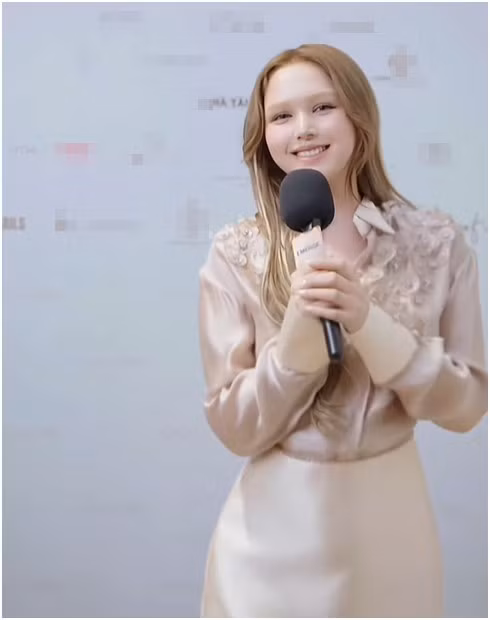 Ở lần lộ diện này, Xoài Non mặc áo dài tay cùng chân váy ôm sát cơ thể. Và ai cũng phải "đứng hình" vài giây khi hot girl này giảm cân một cách thần tốc. Bởi trước đó, mỗi lần lộ diện, vợ cũ Xemesis liên tục bị săm soi diện mạo "đẫy đà".