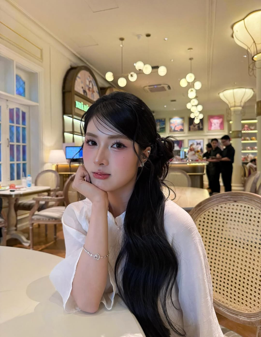 Không chỉ thu hút bởi ngoại hình, Quỳnh Alee còn là gương mặt quen thuộc với giới trẻ Việt Nam.