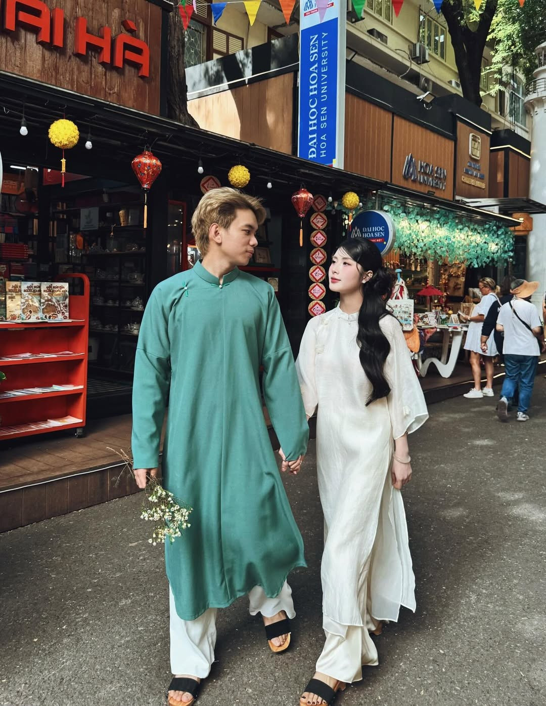 Quỳnh Alee bắt đầu được chú ý với biệt danh “nữ thần học đường” nhờ những hình ảnh mặc áo dài xinh xắn khi còn đi học – cũng chính là hình ảnh đã gắn liền với tên tuổi của cô cho đến hiện tại.