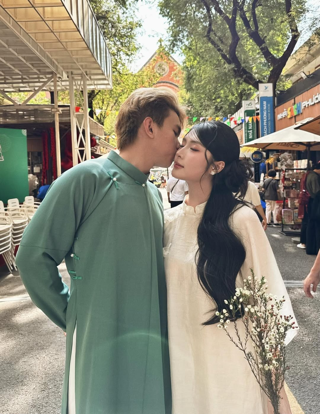 Quỳnh Alee tên thật là Bùi Thị Quỳnh, sinh năm 2001, cô quê Thanh Hóa và hiện sinh sống, làm việc tại TP.HCM.